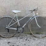 1DF60F0F-1D28-472B-8935-345F7196DAA7_1_105_c Peugeot cadre mixte blanc loubiclou