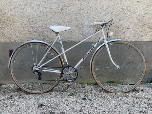 1DF60F0F-1D28-472B-8935-345F7196DAA7_1_105_c Peugeot cadre mixte blanc loubiclou